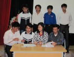 Thầy và trò cùng ghi nhớ các nội dung cam kết tại buổi lễ