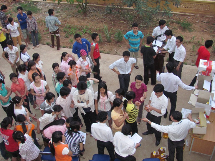 Hình ảnh lúc phát quà cho học sinh KTX