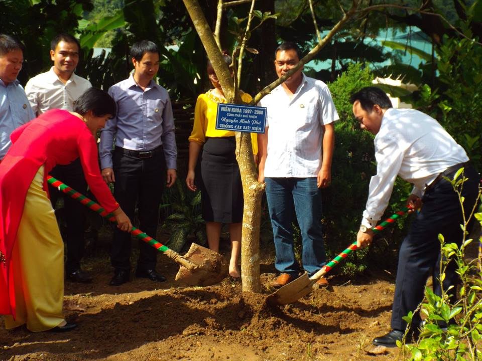 Chủ tịch UBND huyện Nguyễn Minh Phú và cựu học sinh khóa 1997-2000 trồng cây lưu niệm