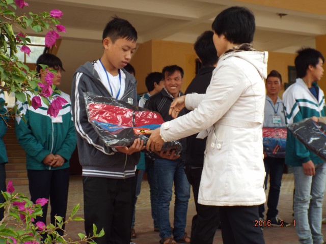 Hiệu trưởng Đặng Thị Kim Liên trao áo ấm cho học sinh khó khăn