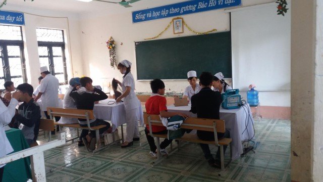 Ảnh: Tiêm phòng Vắc xin Sởi-Rubella năm 2016 tại nhà trường