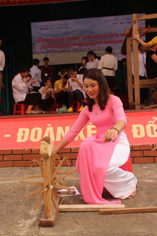 Cô Lò Thị Viên trong buổi tuyên truyền 'sắc màu văn hóa các dân tộc tỉnh Điện Biên'