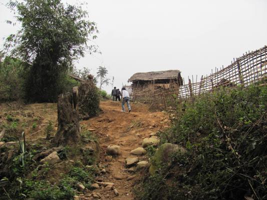 Gian nan đi vận học sinh ra lớp (ảnh chụp ngày 10.01.2010, Vàng Xôn, Nậm Khăn)