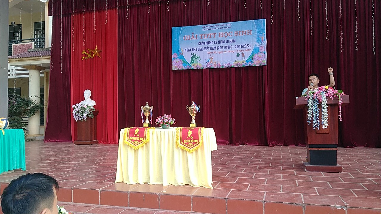 Tổ trong tài Thầy Sùng Tuấn Dơ đọc tên thệ